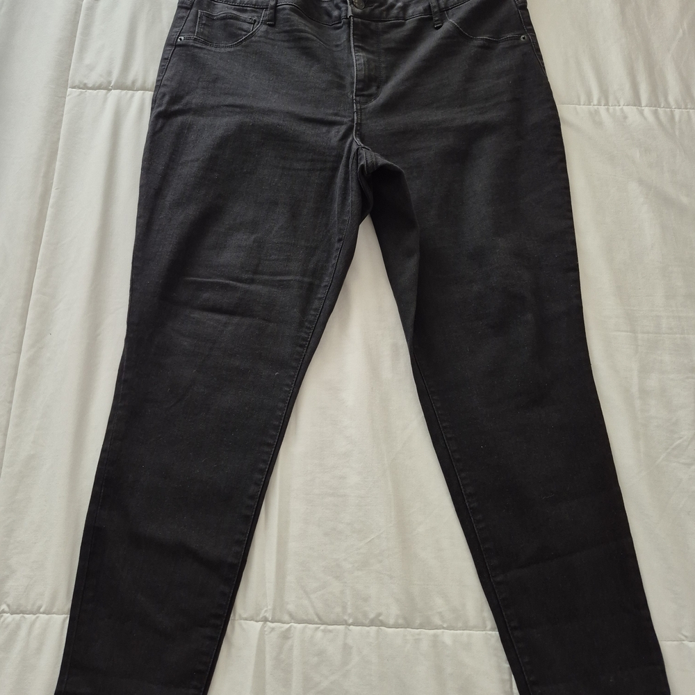 Ava & Viv Women's Dark Black Jegging Jeans 18W with Stretch 27" Inseam Measured.